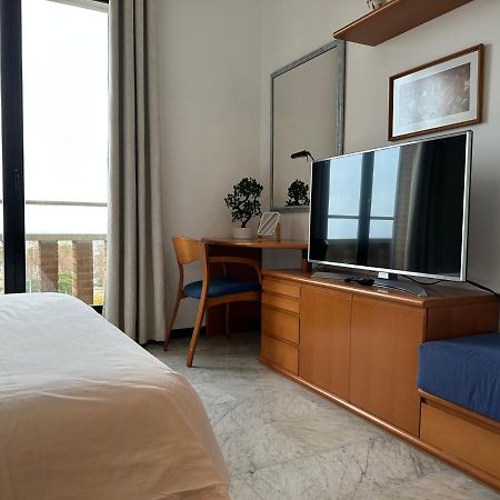 Lets Holidays Apartment Sea Views In Барселона Экстерьер фото