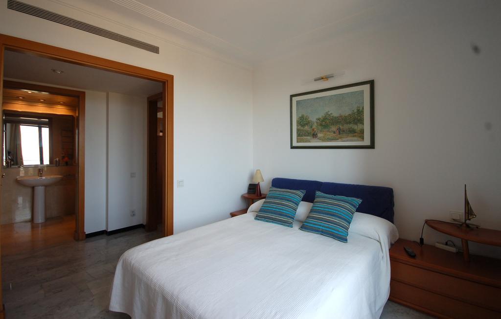 Lets Holidays Apartment Sea Views In Барселона Номер фото